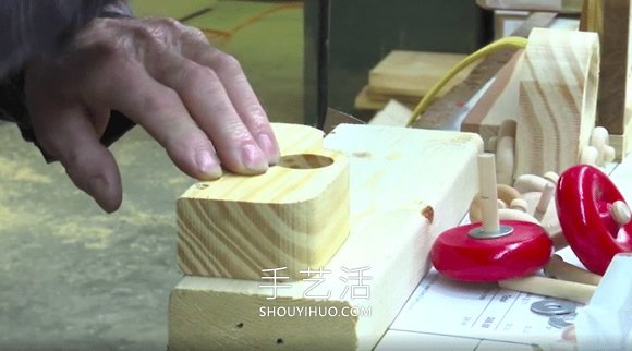 80歲木工每年為需要幫助的兒童制作木制玩具 -  www.rpnrmr.com