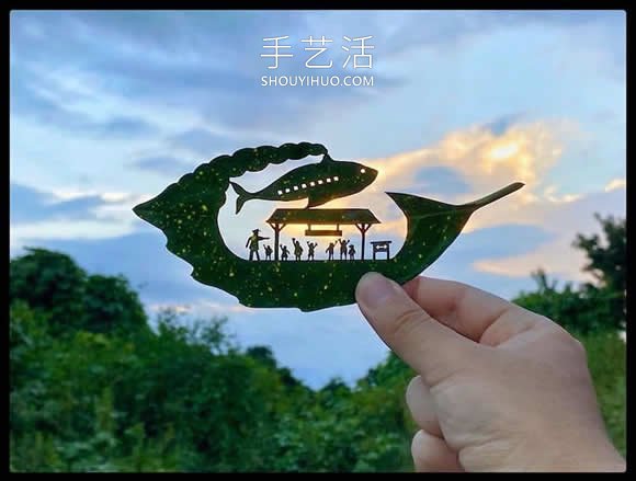 藝術(shù)家精心將復(fù)雜的場景雕刻在樹葉上 -  www.rpnrmr.com