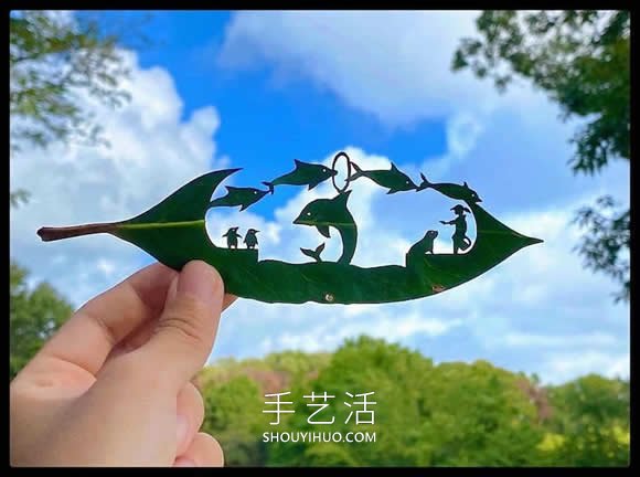 藝術(shù)家精心將復(fù)雜的場景雕刻在樹葉上 -  www.rpnrmr.com