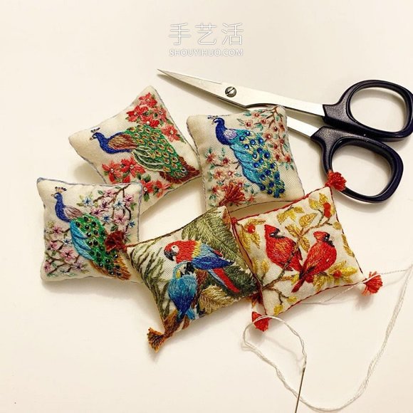 絕美微型藝術(shù)！精美手工迷你刺繡抱枕 -  www.rpnrmr.com